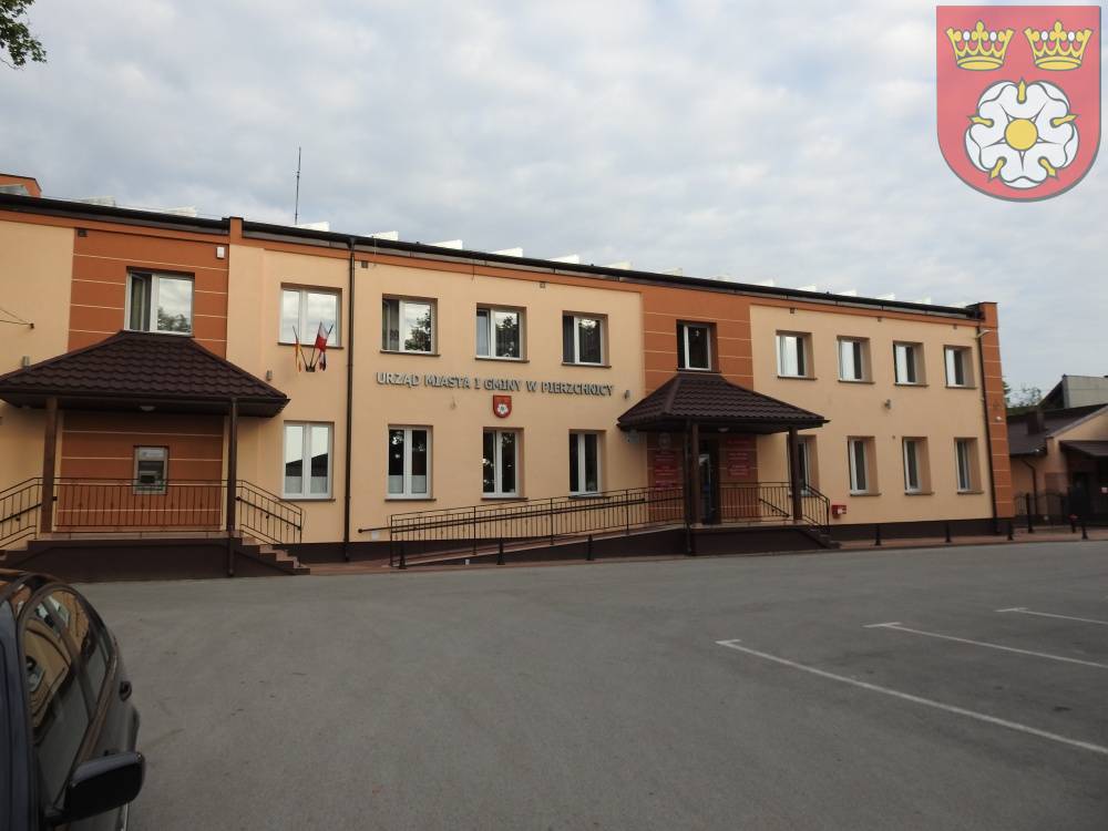 Zdjęcie: Budynek Urzędu Miasta i Gminy w Pierzchnicy po termomodernizacji w 2019 roku